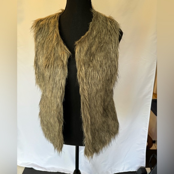 Rue 21 fuzzy vest - Picture 1 of 3